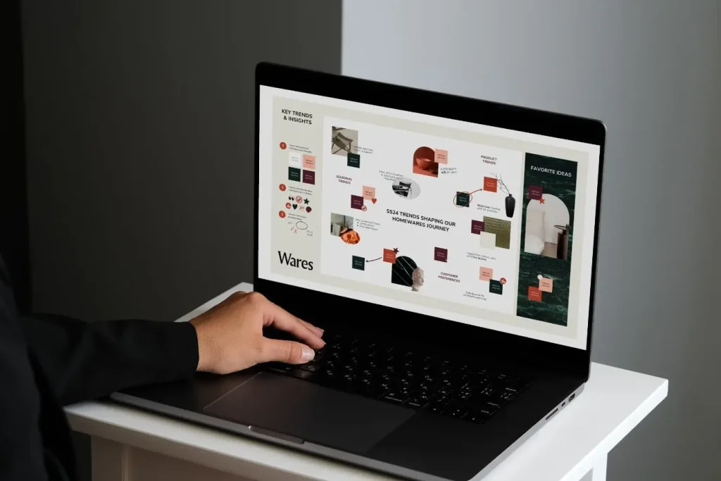 Personne utilisant un ordinateur portable affichant tendances, image qui illustre la mesure de la notoriété d’une marque par l’analyse des insights.