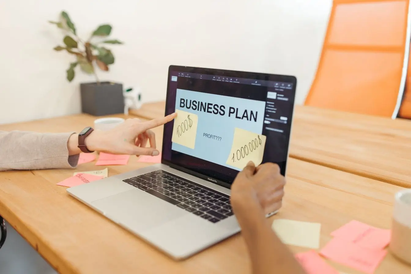 Ordinateur portable affichant slide Business Plan avec chiffres, image illustrant la rédaction d’un business plan.