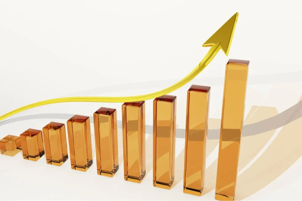 Graphique en barres orange avec flèche ascendante, image qui illustre la croissance continue portée par le Product-Led Growth.