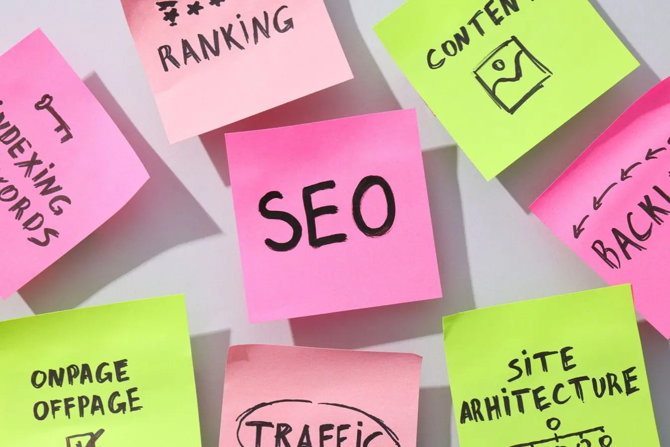 Des post-it roses et verts organises en cocon semantique autour d une note centrale SEO illustrant une structure de maillage de liens et des mots-clés cibles