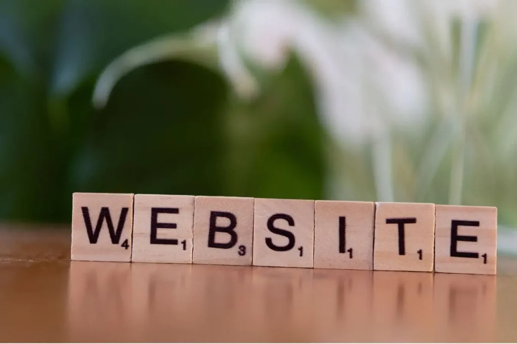 Tuiles Scrabble alignées sur surface lisse, image claire d’une réflexion sur le nom de domaine pour site web.
