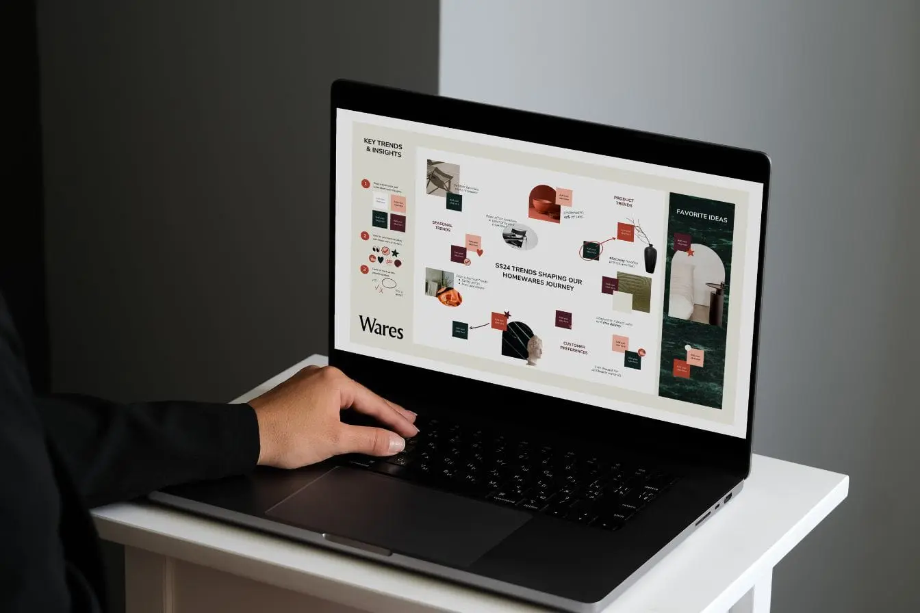 audit de marque Personne travaillant sur ordinateur portable avec présentation colorée, image qui illustre un audit de marque et ses tendances.