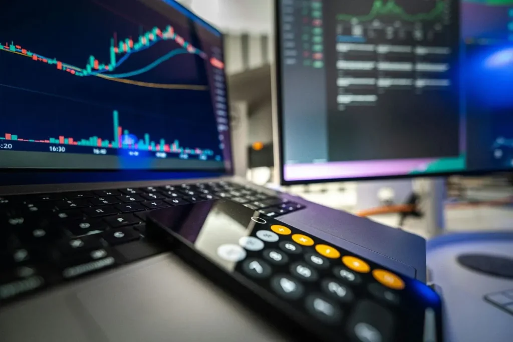 Graphiques financiers colorés sur écran d’ordinateur, illustration des outils numériques du marketing automation.