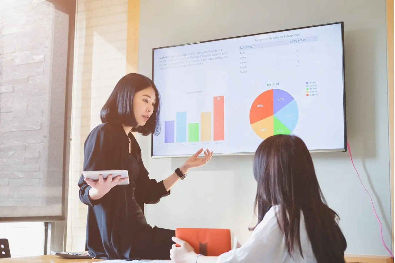 marketing inclusif Deux personnes devant écran présentant graphiques colorés, image qui illustre la démarche d’un marketing inclusif valorisant chaque profil.