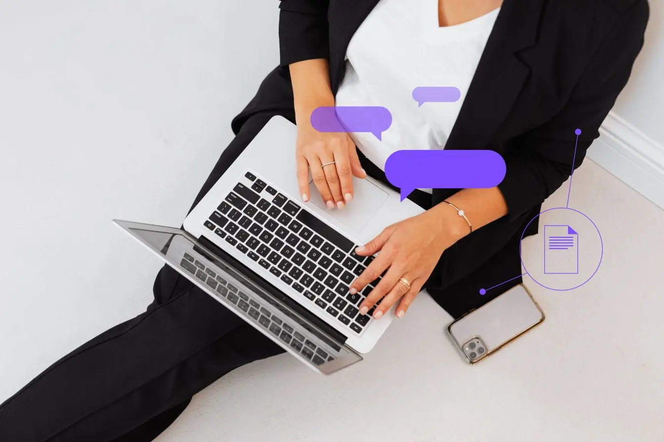 marketing sur Reddit Personne en costume noir tapant sur laptop avec smartphone posé à côté, image qui illustre la dynamique du marketing sur Reddit.