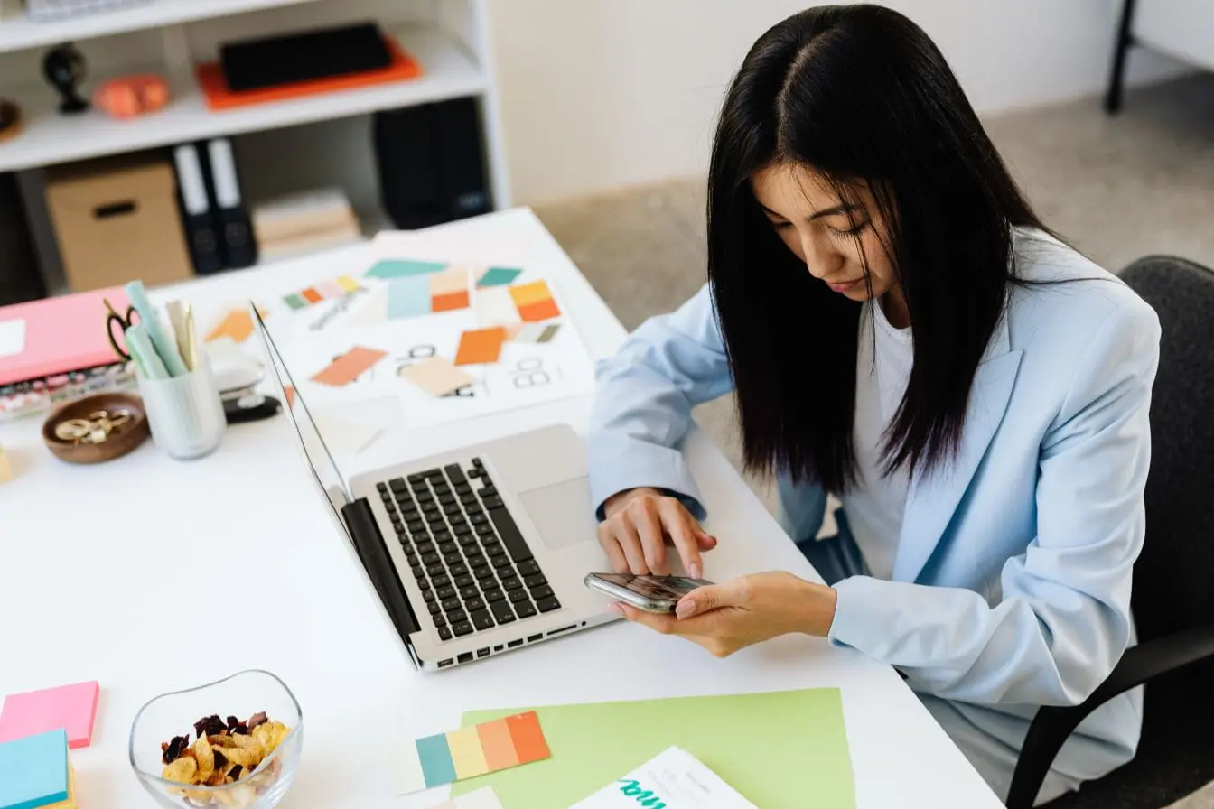Bureau organisé avec ordinateur et smartphone, image qui illustre la mise en place d’un marketing automation efficace.