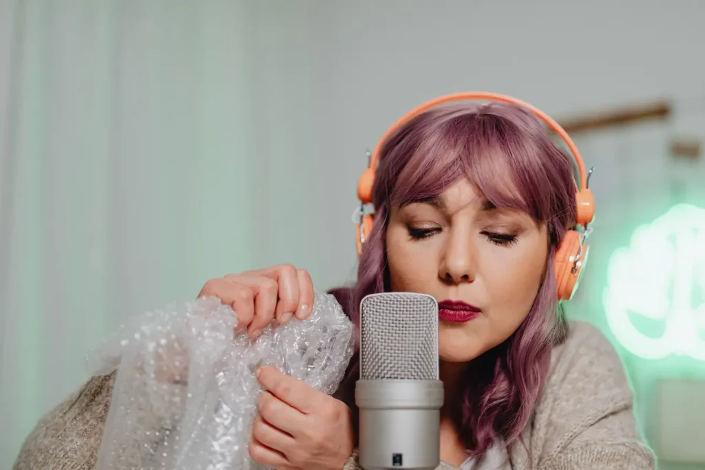Enregistrement ASMR avec papier bulle, illustration du marketing sensoriel et de la stimulation du sens de l’ouïe.