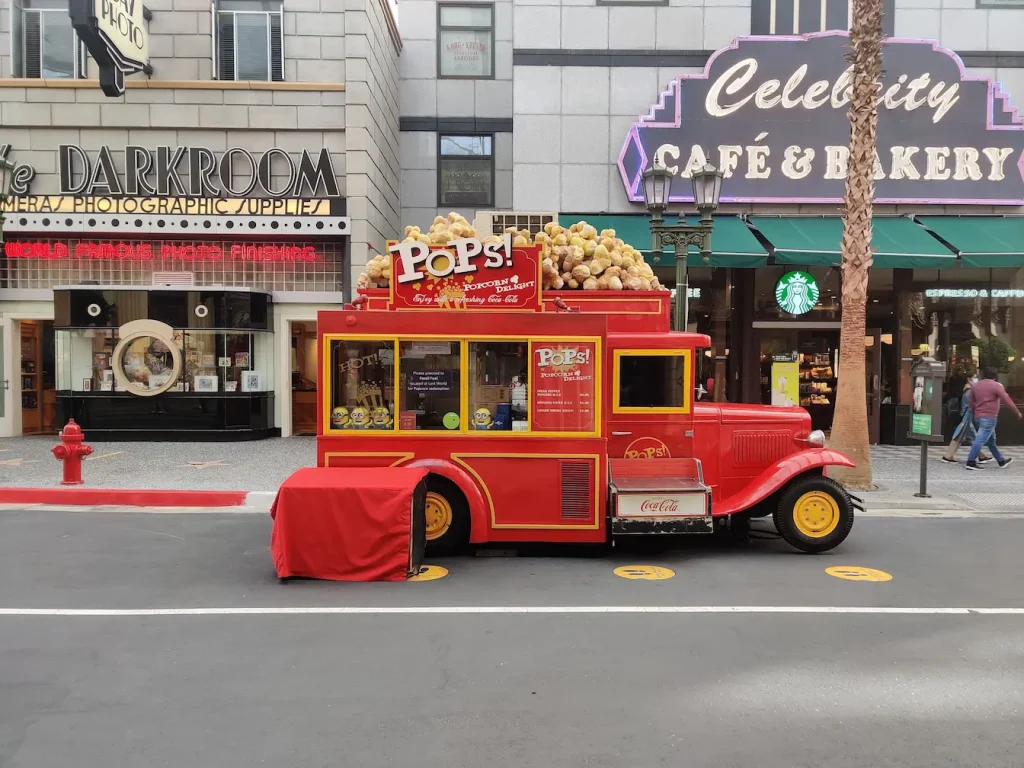 Camion rouge décoré de popcorn géant garé en ville, image qui illustre une opération de guérilla marketing originale et ludique.