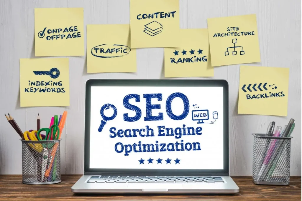 Laptop affichant texte SEO Search Engine Optimization, reflet d’une stratégie de maillage interne pour optimiser liens et visibilité.