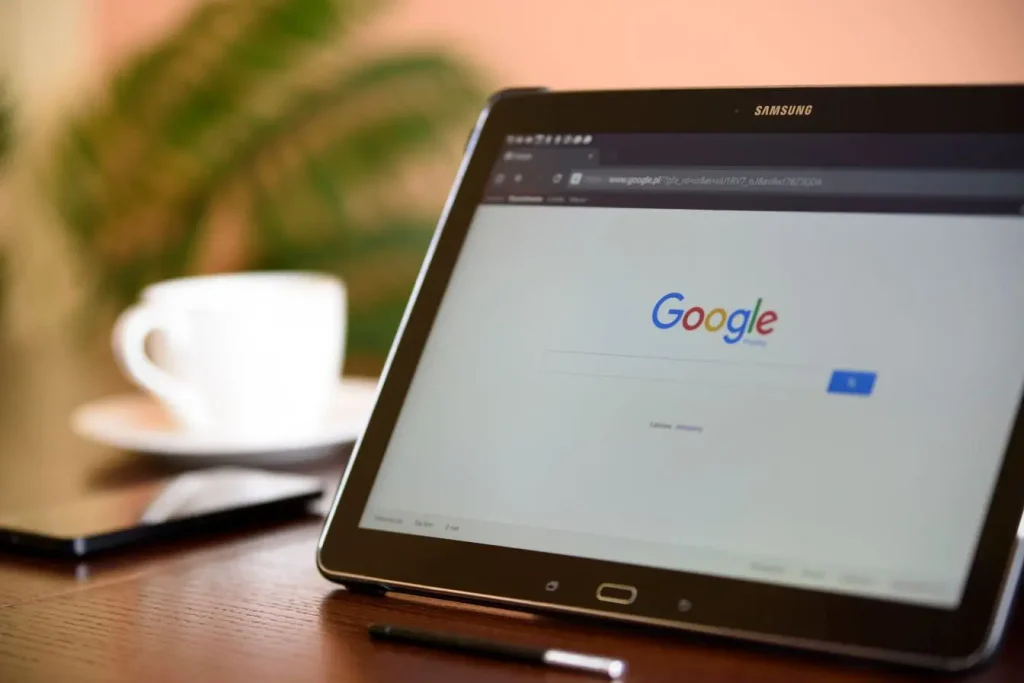 Tablette Samsung affichant page d’accueil Google, reflet des stratégies pour obtenir un featured snippet et atteindre la position zéro