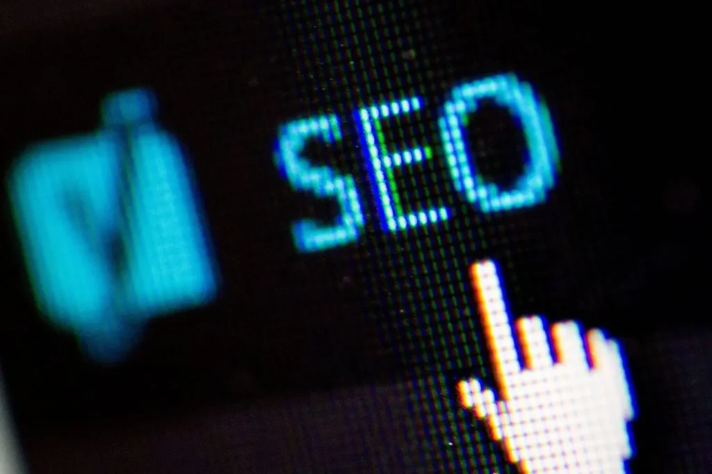 Texte SEO lumineux accompagné d’icône digitale, image claire d’un SEO international et multilingue.