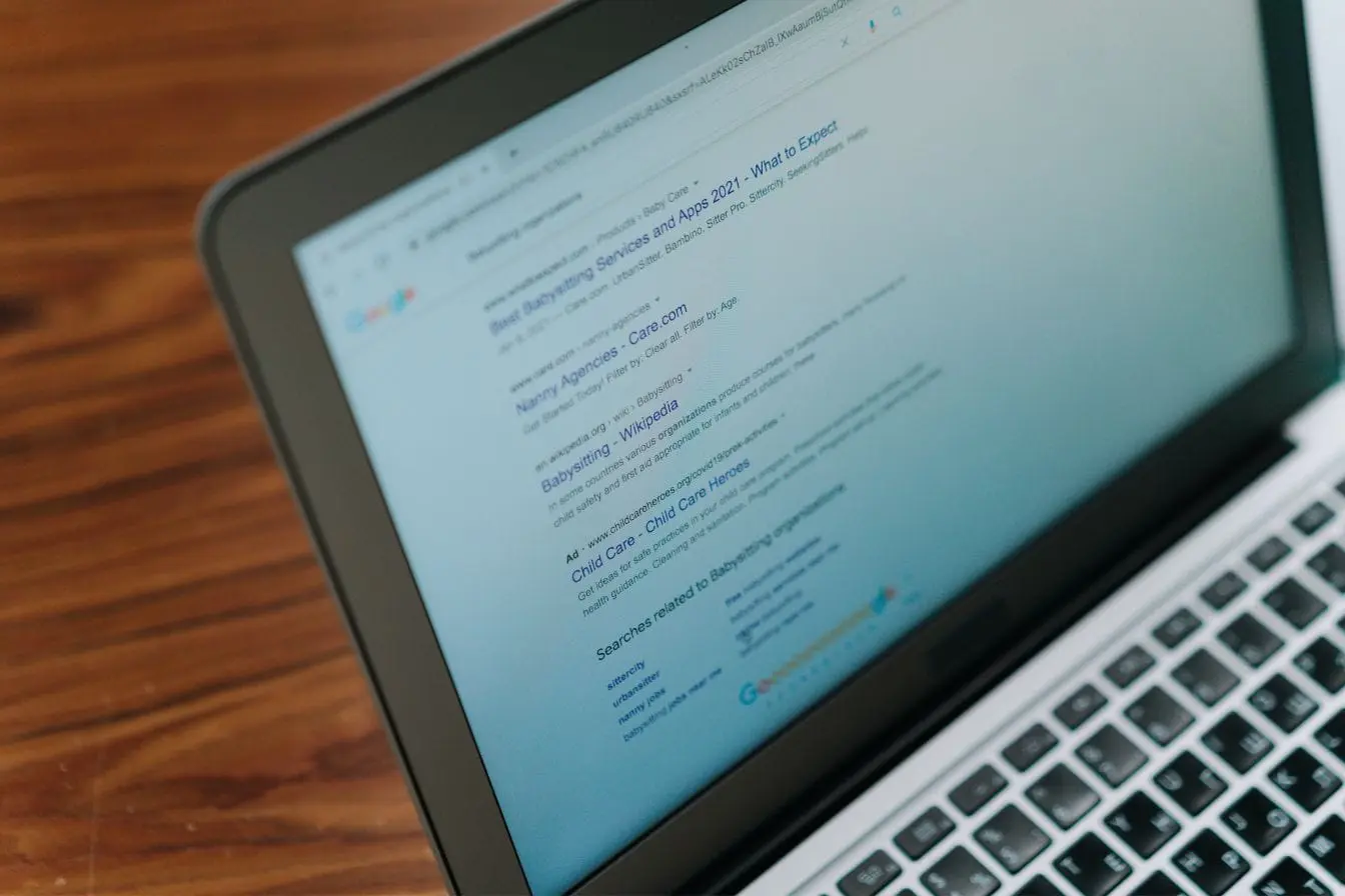 résultats Google Ordinateur portable affichant résultats Google sur services babysitting, reflet des stratégies pour obtenir un featured snippet et atteindre la position zéro.
