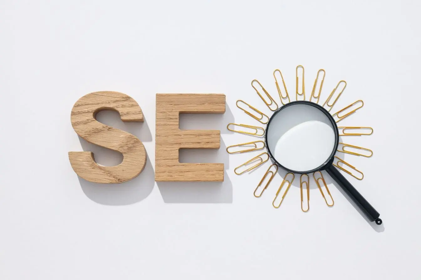 seo Acronyme SEO composé de lettres bois et loupe, image claire d’un SEO international et multilingue.