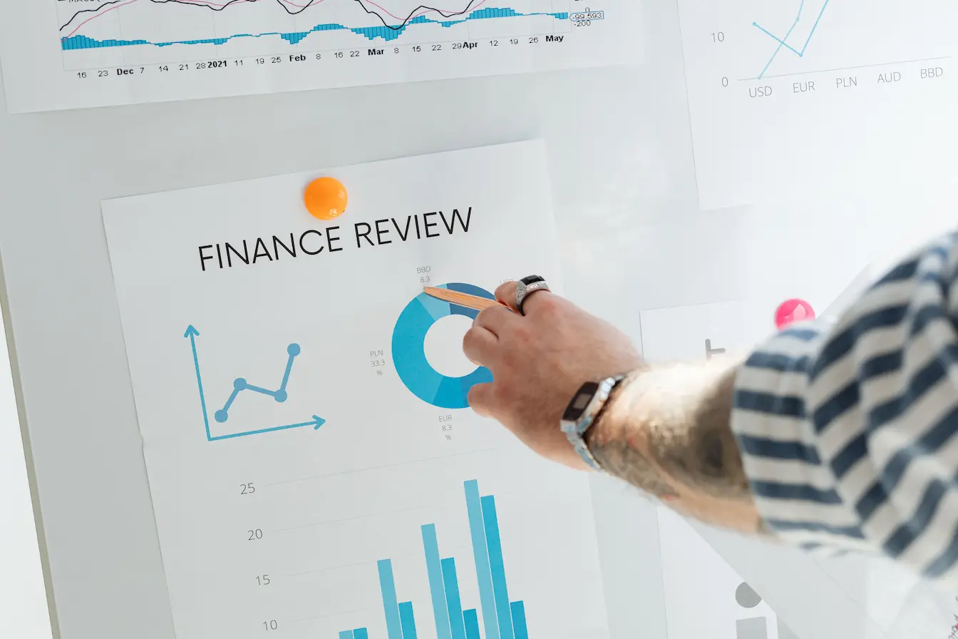 Feuille de revue financière affichée sur tableau blanc, symbole de l’organisation et planification comme pour installer un auvent au-dessus d’une terrasse.