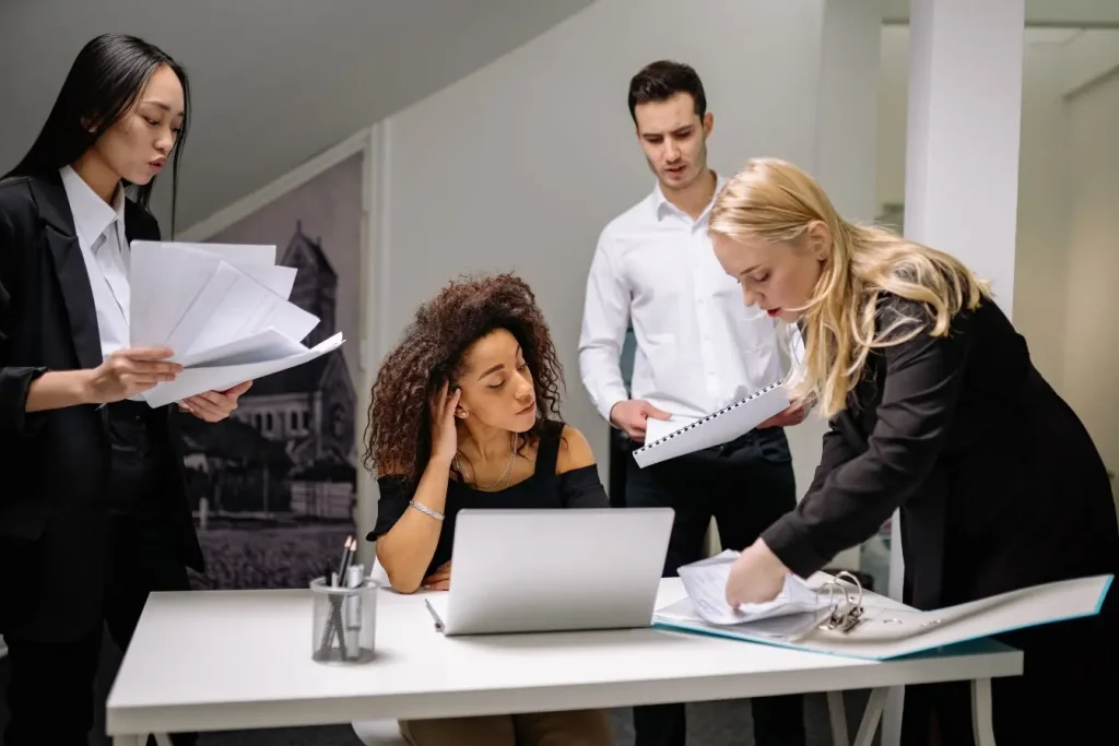 Une équipe gère l'afflux de données lors d'une session d'onboarding client SaaS complexe.