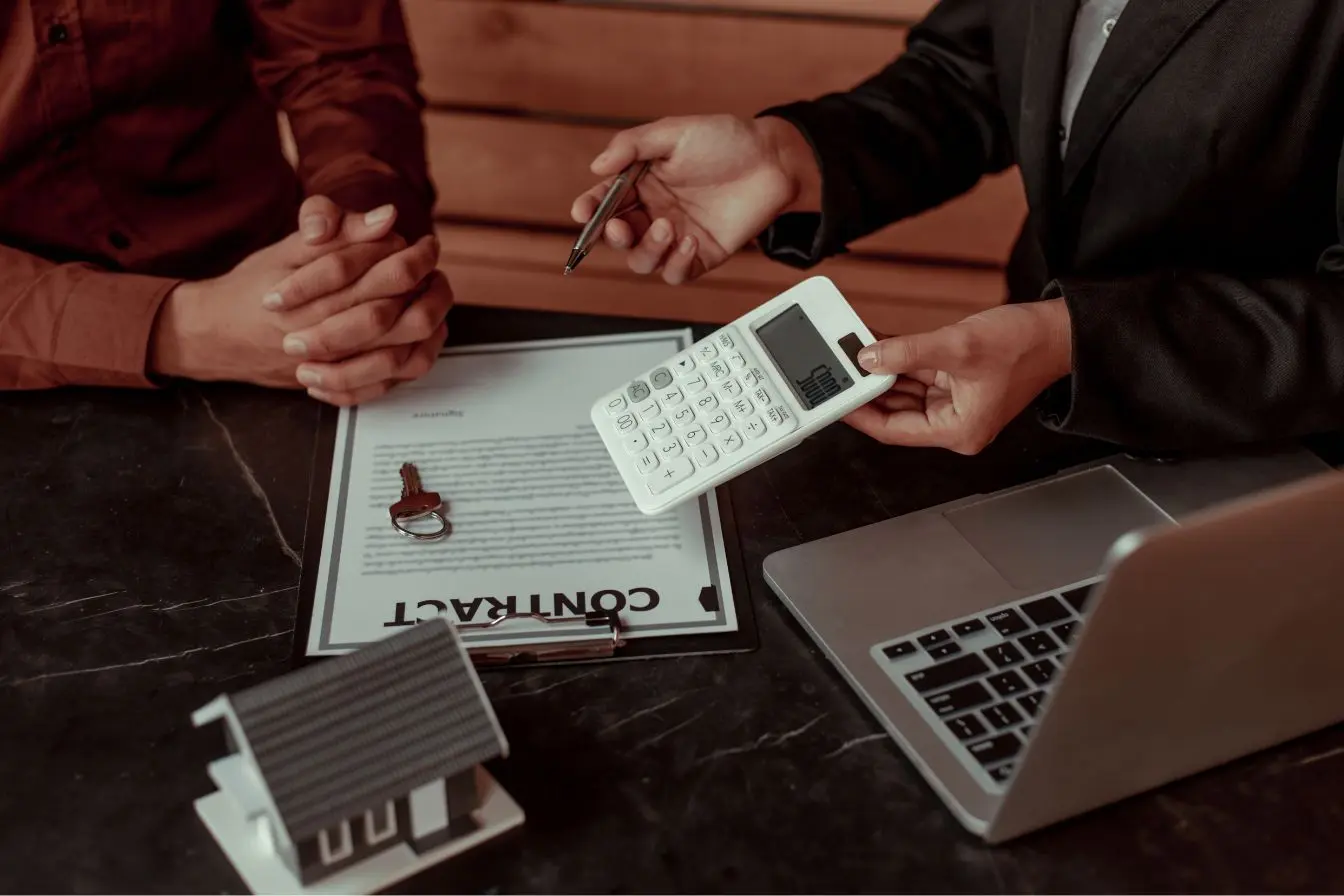 SPIN Selling Discussion commerciale avec analyse de documents et de données financières, une image qui évoque les étapes de questionnement du SPIN Selling