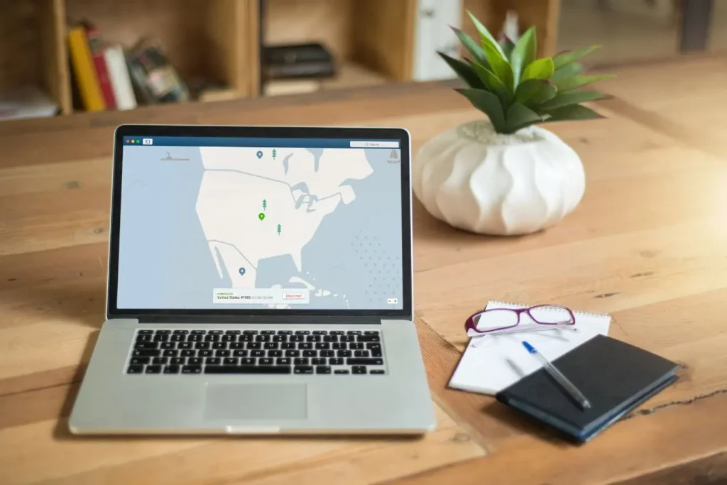 Ordinateur portable affichant carte des États-Unis avec connexion VPN active, symbole des pratiques de cybersécurité en entreprise.