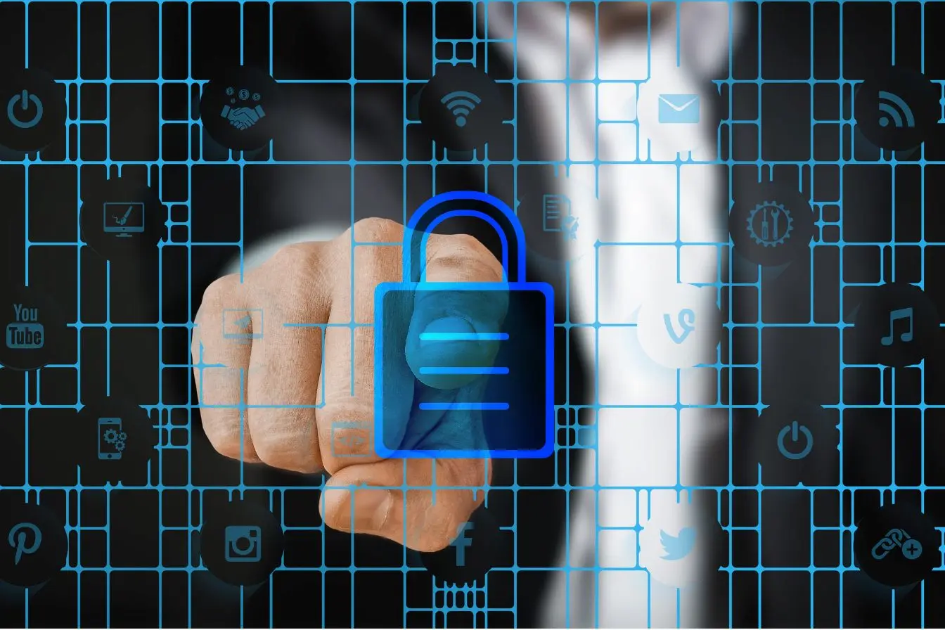 Personne en costume appuyant sur interface virtuelle avec cadenas bleu, symbole de l’authentification à deux facteurs pour protéger les données en ligne.