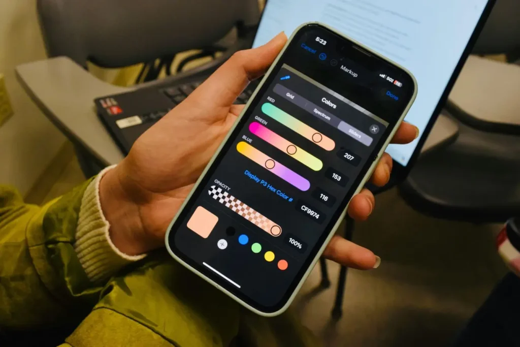 Smartphone affichant une interface mobile en cours de personnalisation, illustrant l’expérience fluide et adaptable d’une Progressive Web App moderne