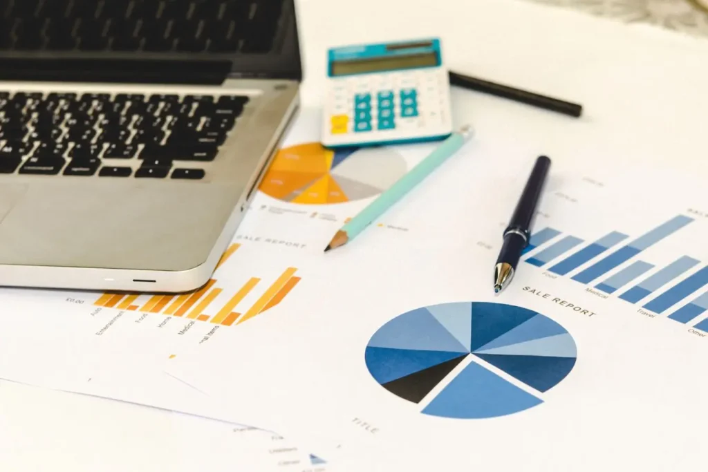 Des rapports de vente avec des diagrammes circulaires et des graphiques à barres pour illustrer les données de l'Account Based Marketing.