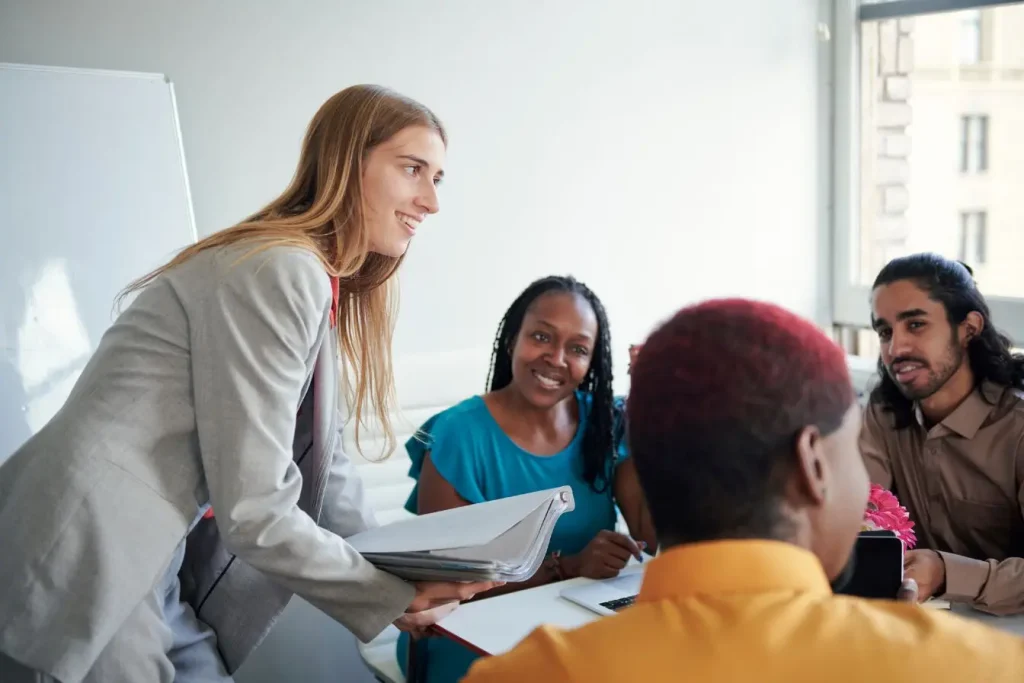 Une équipe dynamique en réunion de travail échangeant des idées, idéale pour illustrer la collaboration autour d'une stratégie de lead scoring.